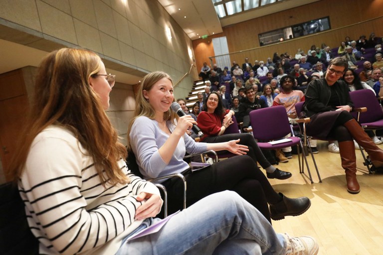 Podiumsdiskussion mit Schüler:innen und Studierenden