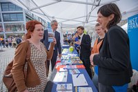 Oberbürgermeisterin Katja Dörner besucht den Stand von CERC, Institut français und Goethe-Institut