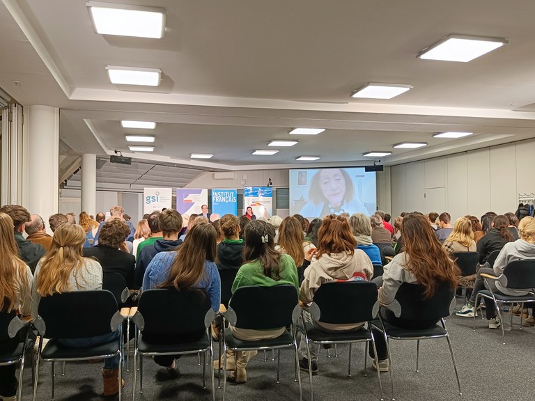 Podiumsdiskussion „Vergessen? Niemals! Deutsch-französische Perspektiven zur Erinnerung an den Holocaust“ mit Judith Elkán-Hervé und Schüler:innen