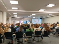 Podiumsdiskussion „Vergessen? Niemals! Deutsch-französische Perspektiven zur Erinnerung an den Holocaust“ mit Judith Elkán-Hervé und Schüler:innen