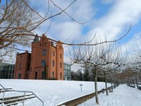 Gebäude im Schnee.jpg