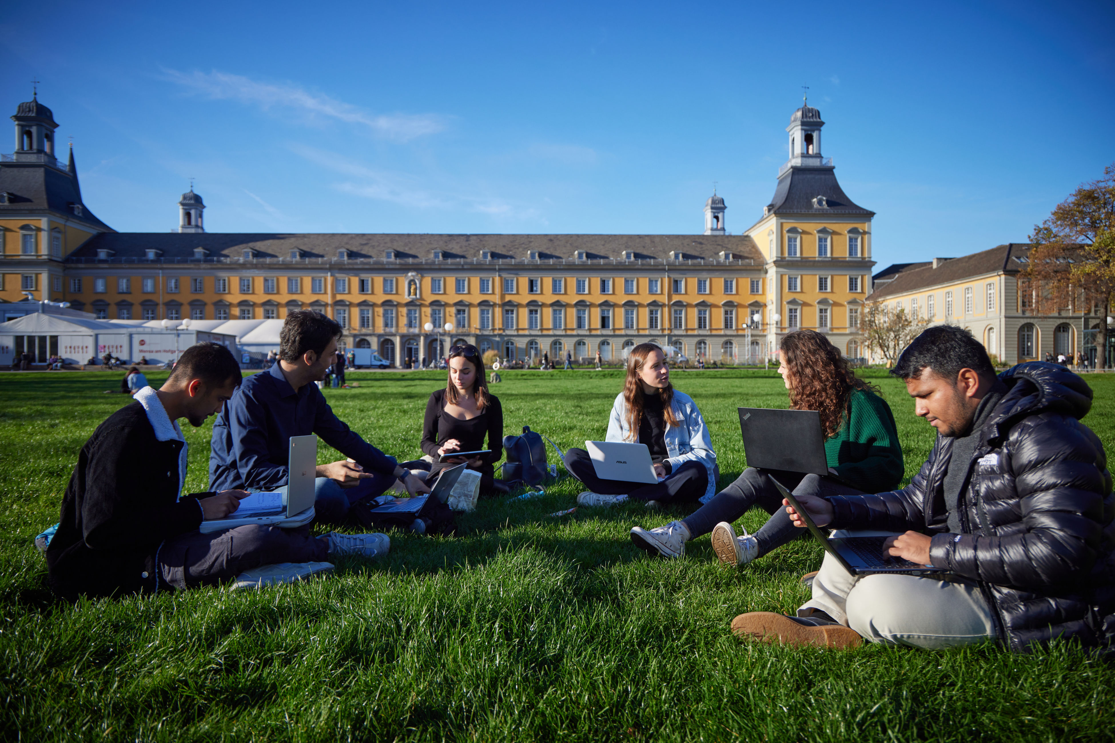 Schloss mit Studierenden